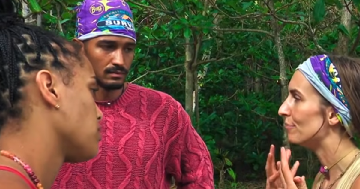 Jenna Doore talking with Devin Way on Survivor 51